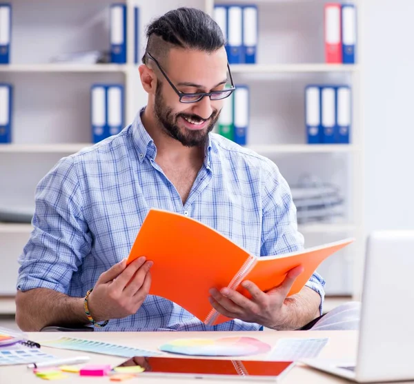 Joven diseñador trabajando en su estudio en un nuevo proyecto —  Fotos de Stock