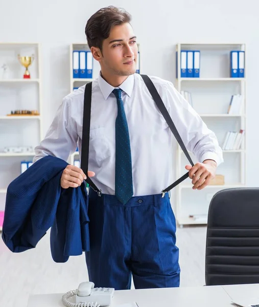 Joven hombre de negocios elegante que trabaja en la oficina —  Fotos de Stock