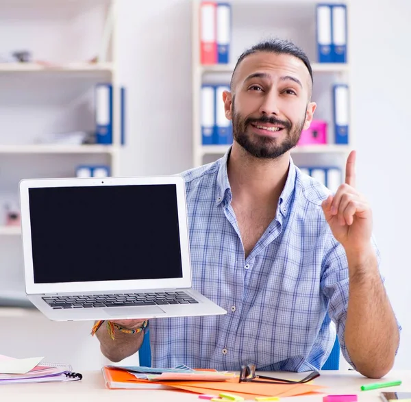 Joven diseñador trabajando en su estudio en un nuevo proyecto — Foto de Stock