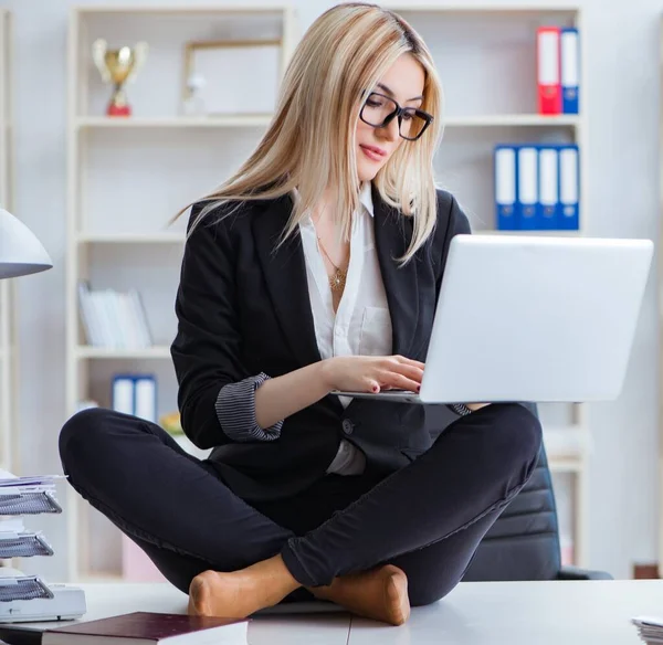 Femme d'affaires frustrée de méditer dans le bureau — Photo