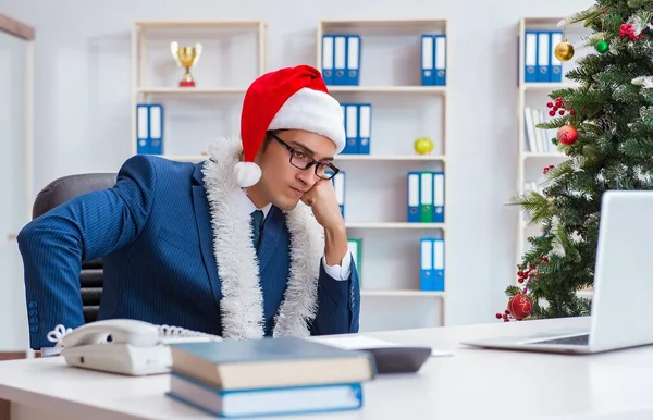 Businessman celebrating christmas holiday in the office — Stock Photo, Image