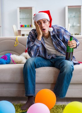 Adam noel partisinden sonra akşamdan kalma.