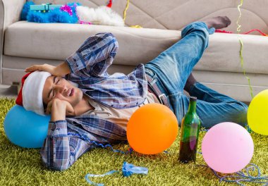 Adam noel partisinden sonra akşamdan kalma.