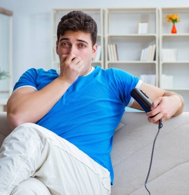 Adamın evde aşırı derecede terlemesi ve kötü kokması.