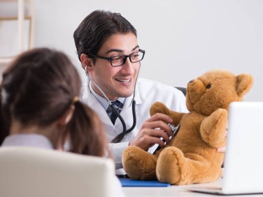 Küçük kız düzenli check-up için doktoru ziyaret ediyor.