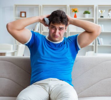 Adamın evde aşırı derecede terlemesi ve kötü kokması.