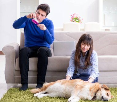 Köpek tüyüne alerjisi olan bir adam.