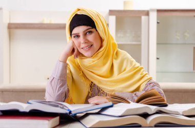 Sınavlara hazırlanan tesettürlü kız öğrenci
