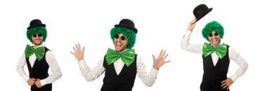 Büyük yeşil papyonlu komik bir adam.