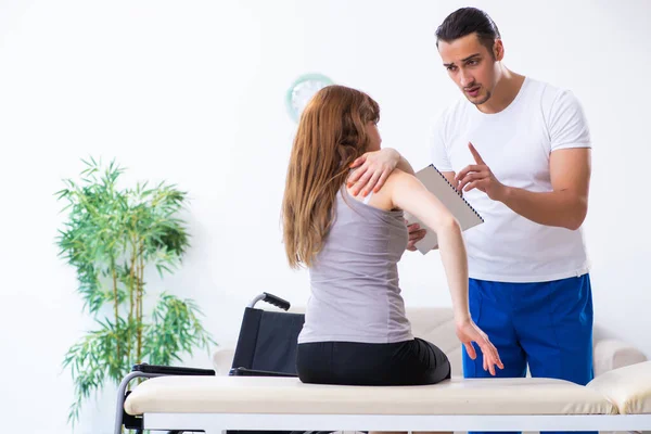 Young woman visiting male doctor physiotherapist — Stock Photo, Image