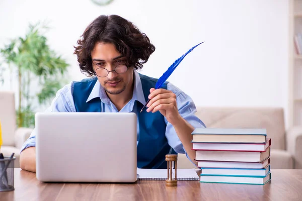 Joven escritor trabajando en su nuevo trabajo — Foto de Stock