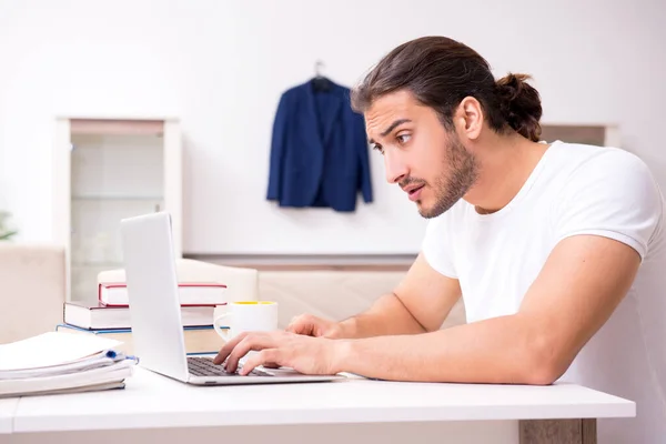 Joven estudiante masculino preparándose para los exámenes en casa —  Fotos de Stock