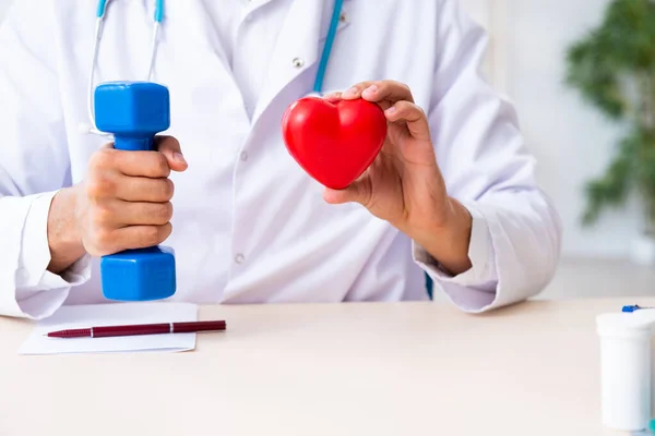 Giovane medico maschile nello sport e concetto di dieta — Foto Stock