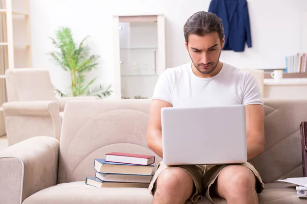 Joven estudiante masculino preparándose para los exámenes en casa — Foto de Stock