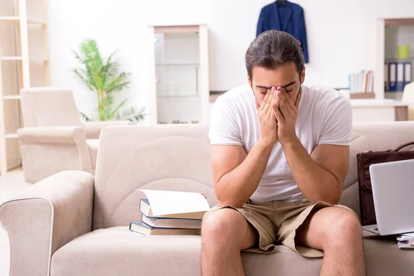 Joven estudiante masculino preparándose para los exámenes en casa — Foto de Stock