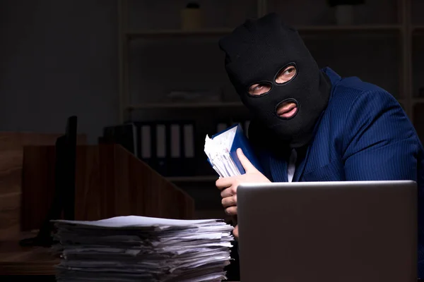 Homem empregado roubando informações no escritório noite tempo — Fotografia de Stock