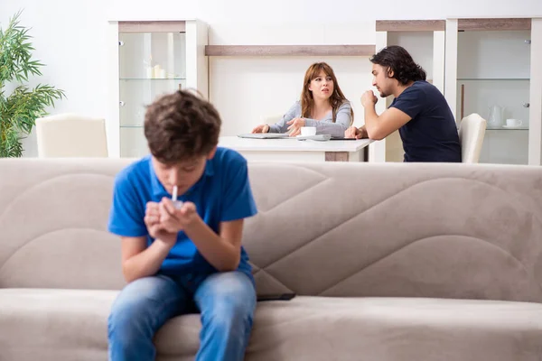 Concept van minderjarig roken met jonge jongen en gezin — Stockfoto