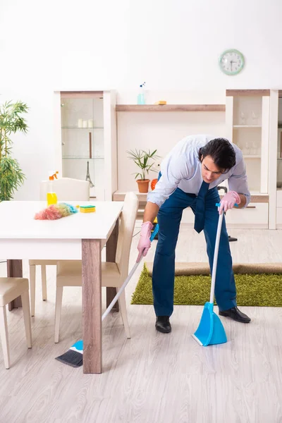 Jonge zakenman maakt het huis schoon — Stockfoto