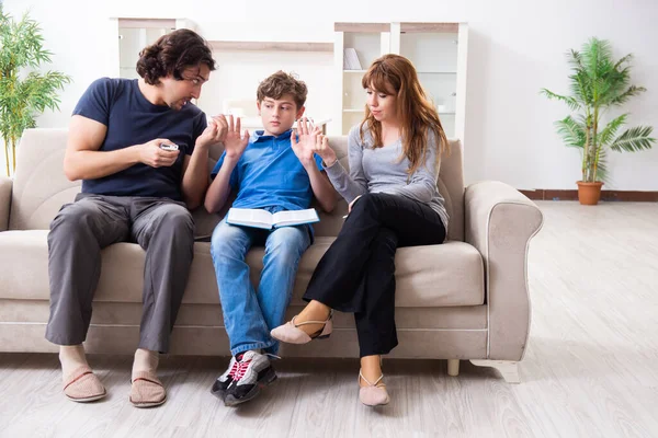 Konzept des minderjährigen Rauchens mit kleinen Jungen und Familie — Stockfoto