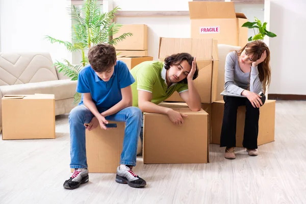 Молода сім'я переїжджає на нову квартиру — стокове фото