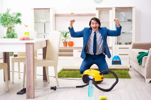 Jovem empresário limpando a casa — Fotografia de Stock