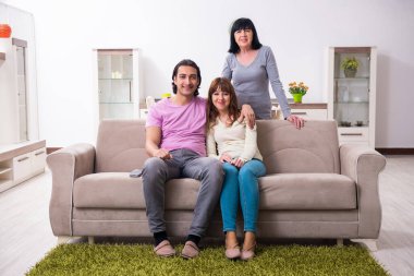 Aile sorunları konseptinde genç aile ve kayınvalide