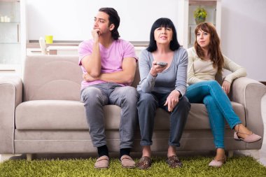 Aile sorunları konseptinde genç aile ve kayınvalide