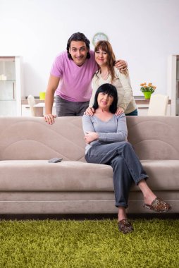 Aile sorunları konseptinde genç aile ve kayınvalide