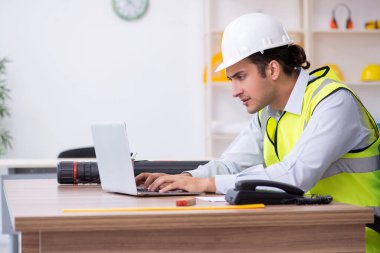 Ofiste çalışan genç erkek mimar.