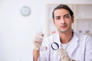 Laboratuvarda çalışan genç bir kimyager.