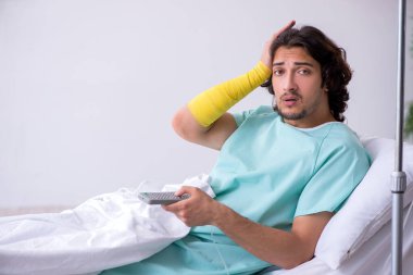 Genç adam nakil konseptiyle hastanede kalıyor.