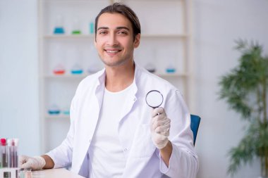 Laboratuvarda çalışan genç bir kimyager.