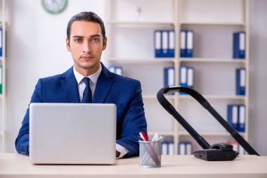 Genç baba ofiste yeni doğan bebeğe bakıyor.