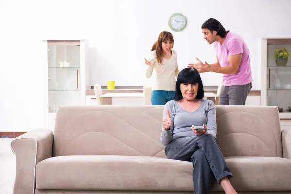 Concetto di famiglia e suocera nelle questioni familiari — Foto Stock