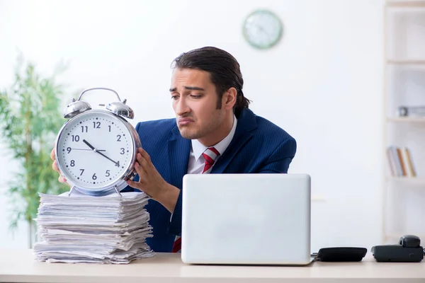 Junge männliche Geschäftsmann sitzt im Büro — Stockfoto