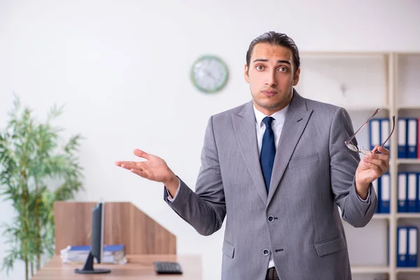 Unglücklicher männlicher Geschäftsmann im Büro — Stockfoto