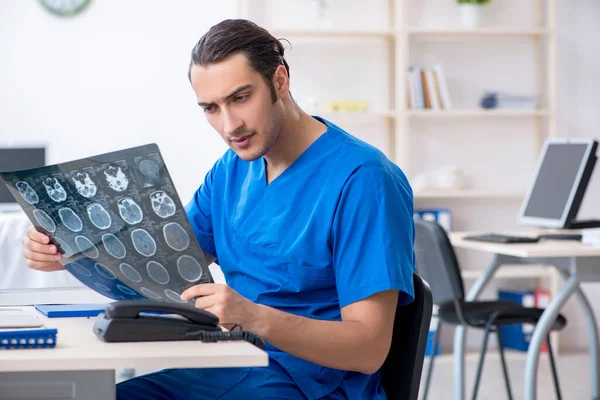 Jeune homme médecin travaillant à la clinique — Photo