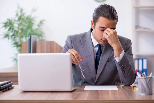 Homme d'affaires malheureux dans le bureau — Photo