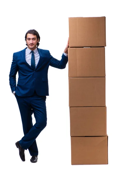 Νεαρός άνδρας υπάλληλος με κουτιά που απομονώνονται σε λευκό — Φωτογραφία Αρχείου