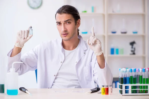 Joven químico masculino trabajando en el laboratorio —  Fotos de Stock