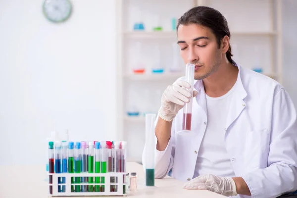 Jonge mannelijke chemicus werkzaam in het lab — Stockfoto