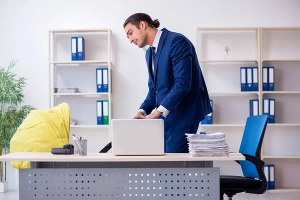 Jonge vader op zoek naar pasgeborene in het kantoor — Stockfoto