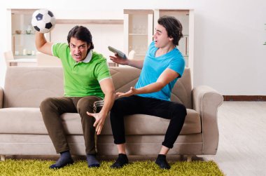 evde futbol izlerken arkadaşlar