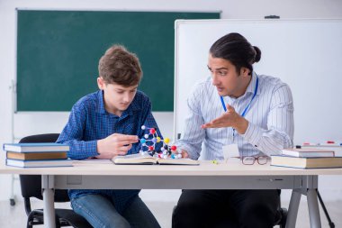 Moleküler modeli açıklayan genç erkek öğretmen