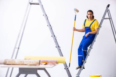 Genç adam müteahhit evde yenileme yapıyor