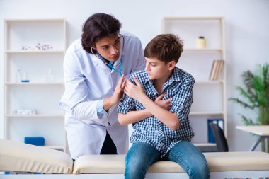 Erkek doktor stetoskop ile çocuk muayene