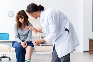 Doktor muayenesinde akıl hastası bir kadın.