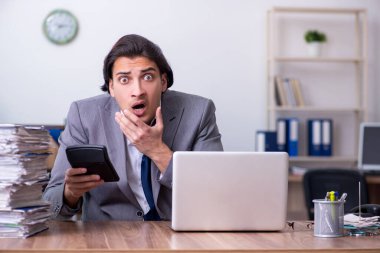 Genç bir erkek işçi aşırı işten memnun değil.