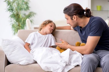 Baba hasta kızına bakıyor.