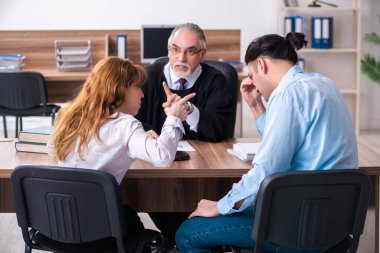 Boşanma konseptinde genç bir çift